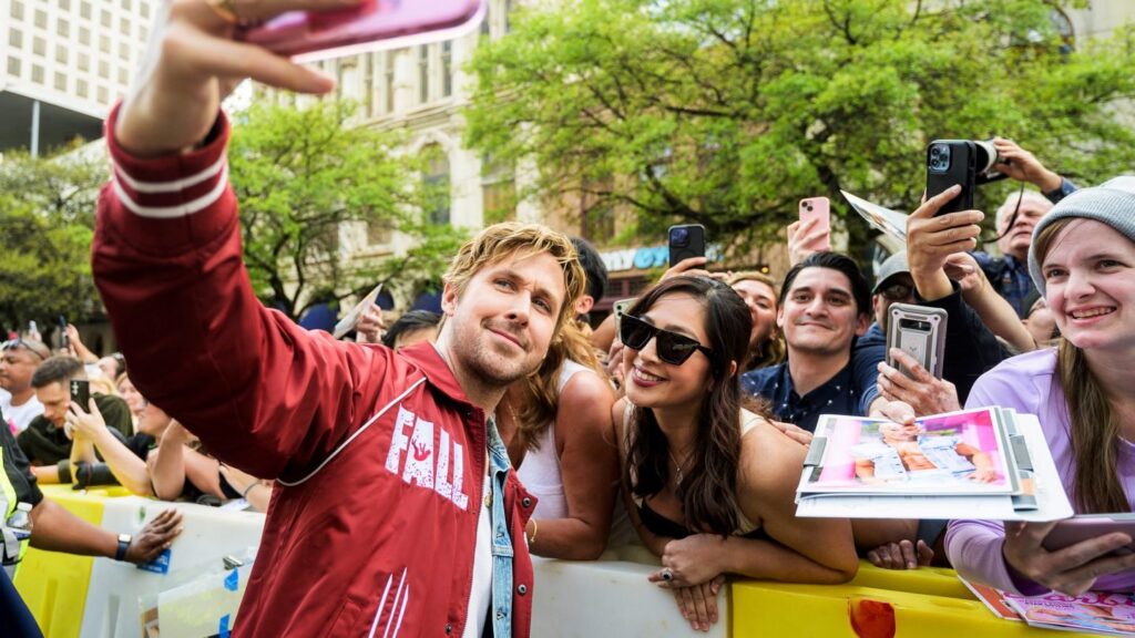 Ryan Gosling taking selfies at the SXSW 2024 "Fall Guy" Premiere – Photo by Adam Kissick