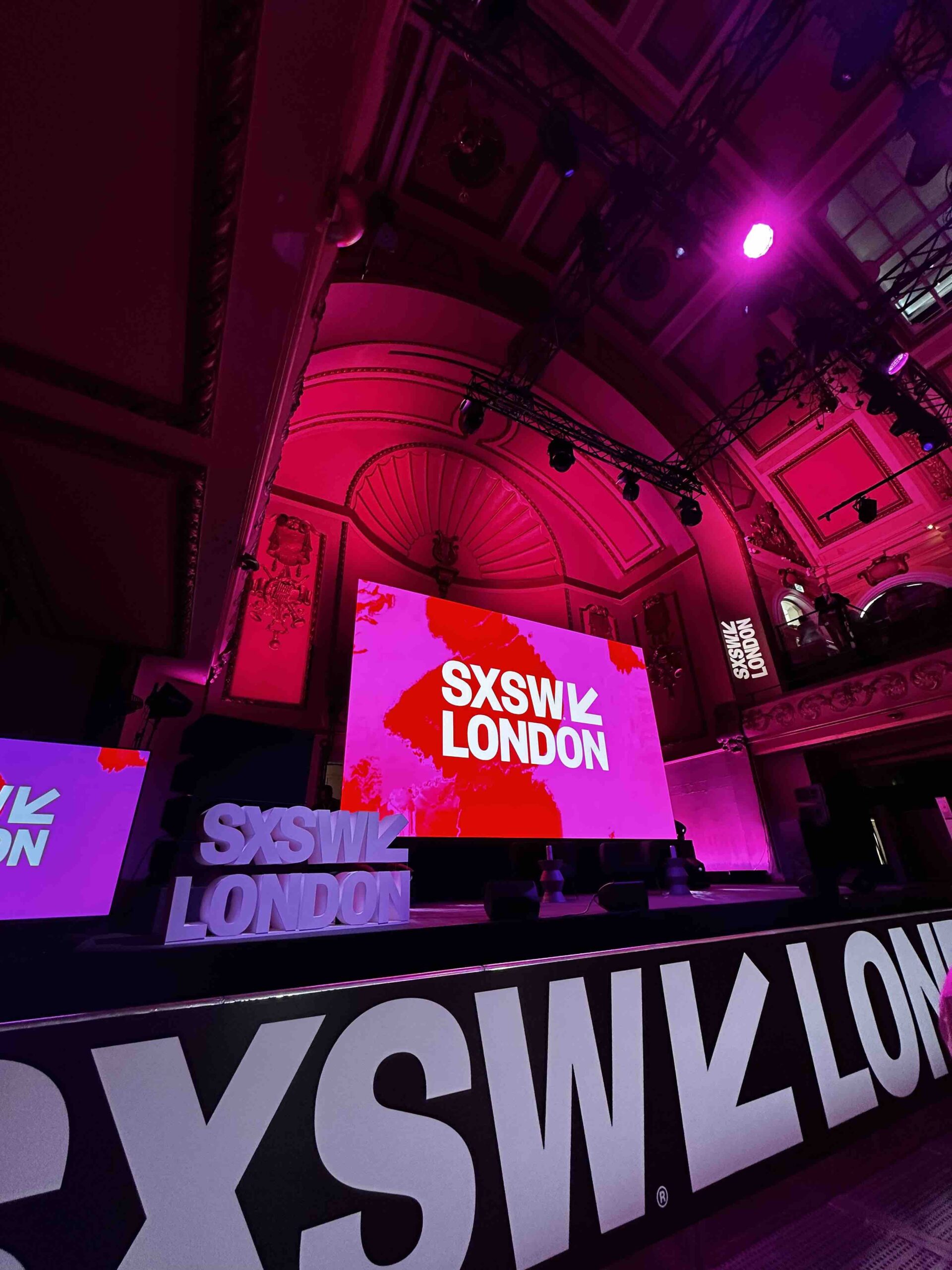 SXSW London 2027の会場を案内するWelcome to SXSW Londonサイン